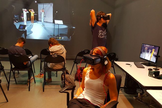 Rennes 2 – Regards croisés – Danse théâtre Live 360° – Une jolie idée – Agence de réalité virtuelle – Production de photo sphérique et de vidéo 360° Rennes 2 - Regards croisés - Danse théâtre Live 360° - Une jolie idée - Agence de réalité virtuelle - Production de photo sphérique et de vidéo 360°